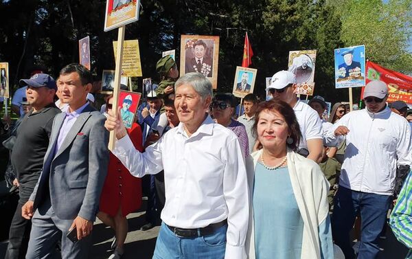 Экс-президент Алмазбек Атамбаев үй-бүлөсү менен Өлбөс полктун жүрүшүнө чыкты - Sputnik Кыргызстан