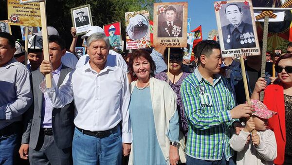 Экс-президент КР Алмазбек Атамбаев с супругой Раисой на шествии Бессмертный полк в Бишкеке - Sputnik Кыргызстан