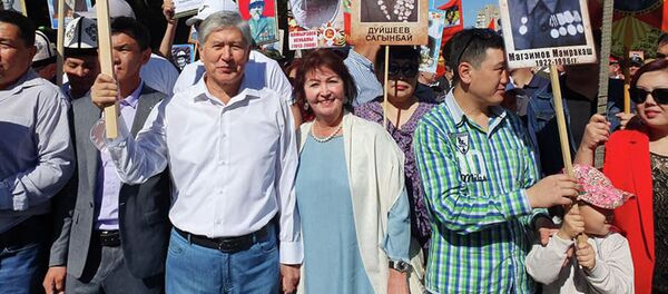 Экс-президент КР Алмазбек Атамбаев с супругой Раисой на шествии Бессмертный полк в Бишкеке - Sputnik Кыргызстан