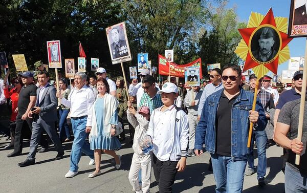Как сообщила член политсовета СДПК Кундуз Жолдубаева, члены семьи бывшего главы государства участвуют в акции с 2015 года, а он сам присоединился к маршу впервые - Sputnik Кыргызстан