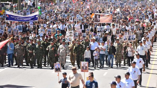Участники шествия Бессмертный полк в Бишкеке в честь 74-летия Победы в Великой Отечественной войне  - Sputnik Кыргызстан