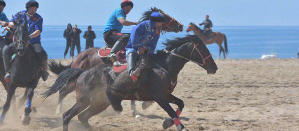 Чолпон-Ата шаарында өтүп жаткан көк бөрү боюнча республикалык турнирдин биринчи лигасында Ысык-Көлдүн Көл-Төр командасы жеңишке жетти - Sputnik Кыргызстан