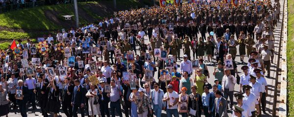 Участники шествия Бессмертный полк в Бишкеке посвященный 74-летию Победы в Великой Отечественной войне. - Sputnik Кыргызстан