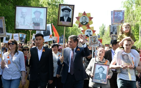 Пресс-служба президента рассказала, кем является молодой человек, который шел рядом с Сооронбаем Жээнбековым во время марша Бессмертного полка в Бишкеке - Sputnik Кыргызстан