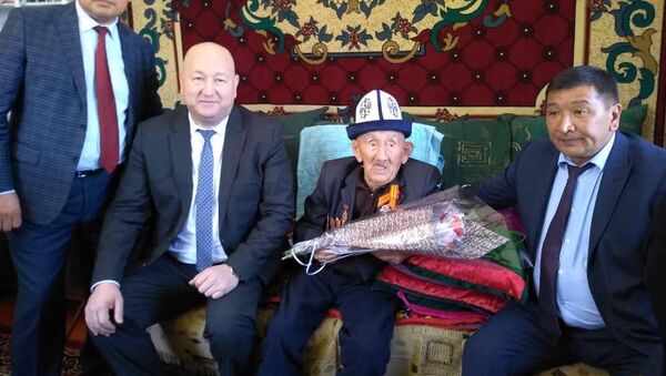 Вице-премьер-министр Жениш Разаков навестил ветеранов ВОВ в Таласской области - Sputnik Кыргызстан
