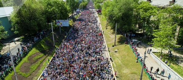 Участники шествия Бессмертный полк в Бишкеке посвященный 74-летию Победы в Великой Отечественной войне. Фото с дрона - Sputnik Кыргызстан