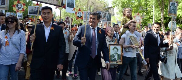 Президент КР Сооронбай Жээнбеков на шествии Бессмертного полка в Бишкеке посвященный 74-летию Победы в Великой Отечественной войне - Sputnik Кыргызстан
