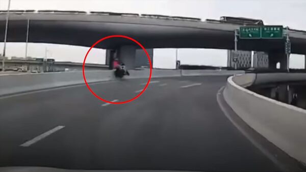 В Китае мотоциклист упал с надземной трассы — шокирующее видео - Sputnik Кыргызстан