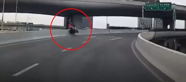 В Китае мотоциклист упал с надземной трассы — шокирующее видео - Sputnik Кыргызстан