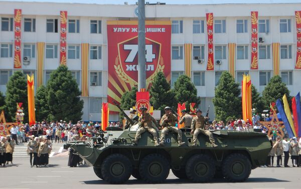 До парада состоялся автопробег, во время которого ветеранов прокатили на ретро-автомобилях - Sputnik Кыргызстан