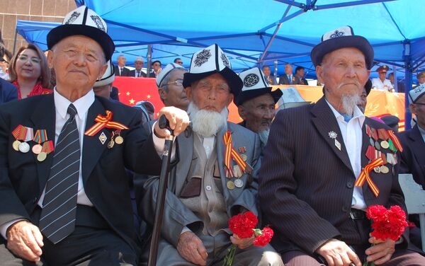 Более 700 человек прошли в колонне Бессмертного полка с портретами своих дедов и прадедов — участников Великой Отечественной войны - Sputnik Кыргызстан
