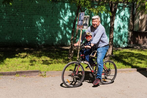 Акцияга бул кишидей велосипед менен да чыккандар болду - Sputnik Кыргызстан