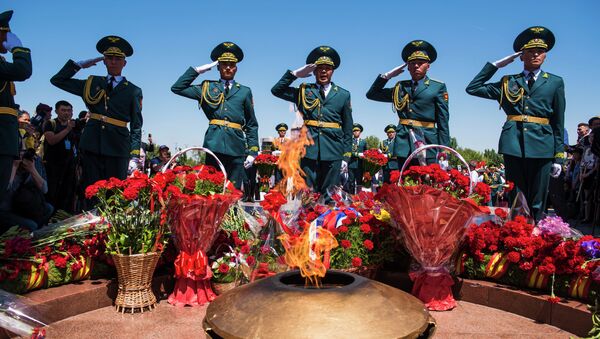 У Вечного огня возложили венки. Архивное фото - Sputnik Кыргызстан