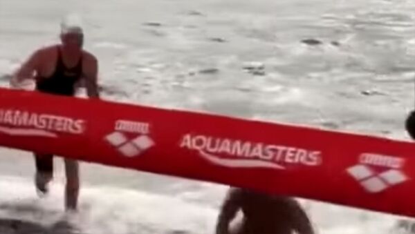 Пловец в борьбе за победу подло толкнул мальчика у финиша. Видео - Sputnik Кыргызстан