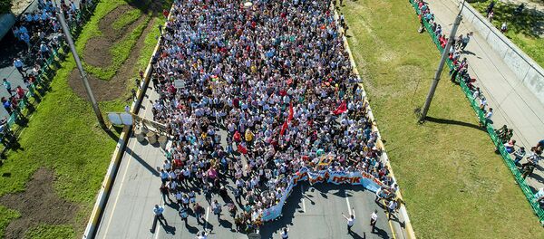 50 миңден ашык киши жапырт ырдаганда... Бишкектеги Өлбөс полктун видеосу 50 миңден ашык киши жапырт ырдаганда... Бишкектеги Өлбөс полктун видеосу - Sputnik Кыргызстан