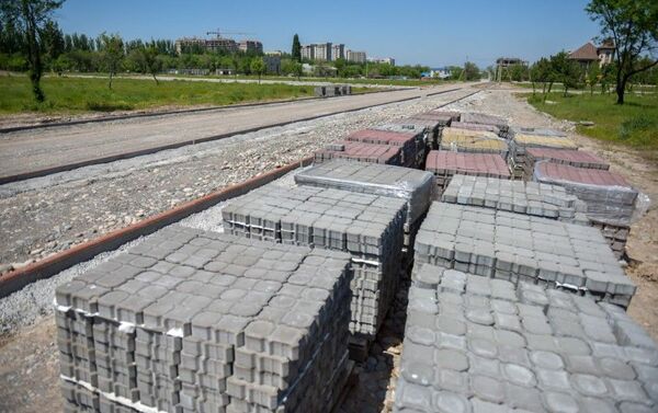 Сотрудники Бишкекасфальтсервиса уже начали обустраивать велодорожки, строить тротуары, устанавливать ирригацию и готовить основание под парковку - Sputnik Кыргызстан