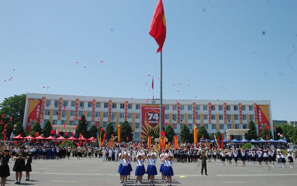 Школьники и студенты станцевали Вальс Победы - Sputnik Кыргызстан
