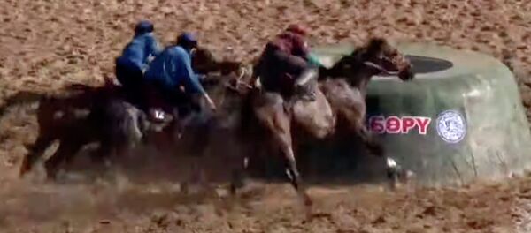 Жулуп чыгып ыргытканда. Достукка жеңиш алып келген салымдын видеосу - Sputnik Кыргызстан