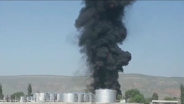Видео крупного пожара на нефтебазе в Джалал-Абаде - Sputnik Кыргызстан