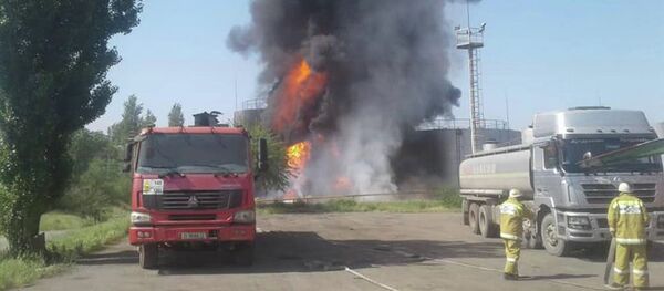 Сотрудники МЧС на месте пожара на нефтебазе по улице Шерматова в Джалал-Абаде - Sputnik Кыргызстан