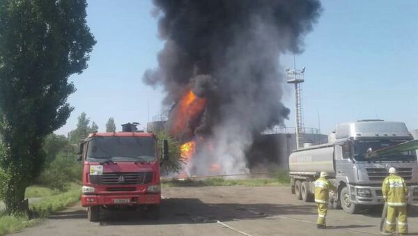 Пожар на нефтебазе по улице Шерматова в Джалал-Абаде - Sputnik Кыргызстан