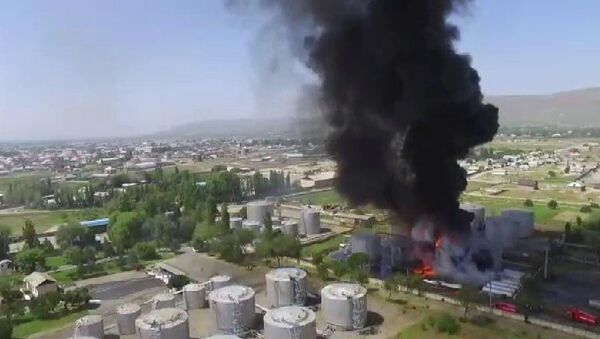 Вид с дрона на пожар на нефтебазе по улице Шерматова в Джалал-Абаде - Sputnik Кыргызстан