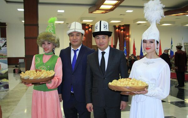 В международном аэропорту Манас состоялась официальная встреча первых туристов летнего сезона - Sputnik Кыргызстан