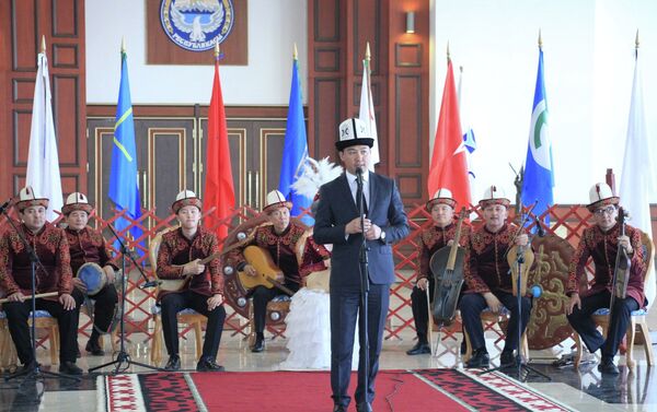 Их встретили глава министерства Азамат Жаманкулов и его заместитель Максат Дамир уулу - Sputnik Кыргызстан
