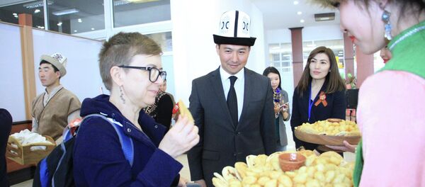 В международном аэропорту Манас состоялась официальная встреча первых туристов летнего сезона - Sputnik Кыргызстан