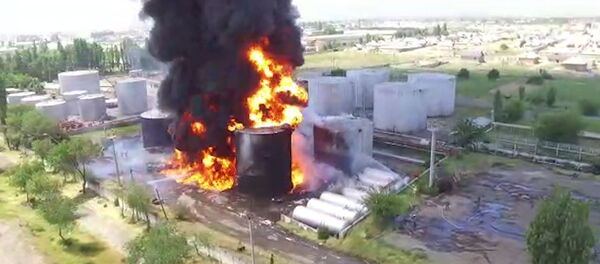 Попытки тушения пожара на нефтебазе в Джалал-Абаде — видео с высоты - Sputnik Кыргызстан