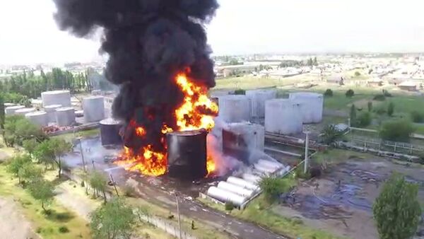 Попытки тушения пожара на нефтебазе в Джалал-Абаде — видео с высоты - Sputnik Кыргызстан
