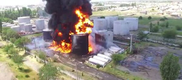 Попытки тушения пожара на нефтебазе в Джалал-Абаде — видео с высоты - Sputnik Кыргызстан
