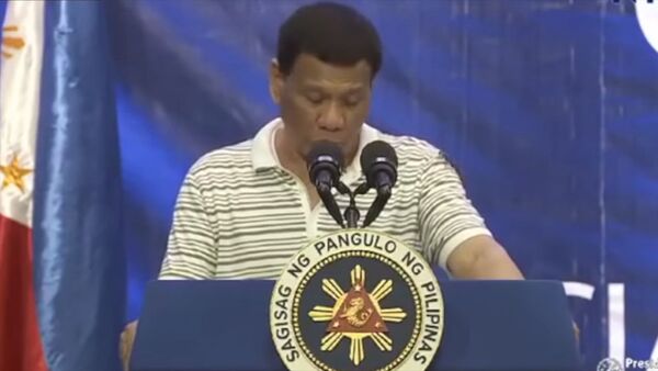 Огромный таракан гуляет по плечу президента Филиппин. Видео - Sputnik Кыргызстан