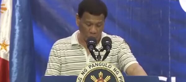 Огромный таракан гуляет по плечу президента Филиппин. Видео - Sputnik Кыргызстан