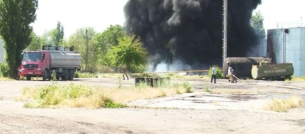 Сотрудники МЧС на месте пожара на нефтебазе по улице Шерматова в Джалал-Абаде - Sputnik Кыргызстан