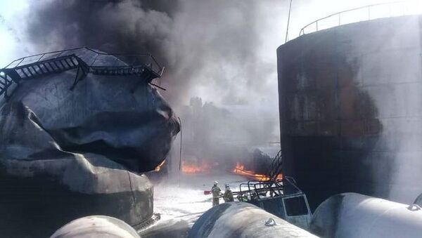 Сотрудники МЧС на месте пожара на нефтебазе по улице Шерматова в Джалал-Абаде - Sputnik Кыргызстан