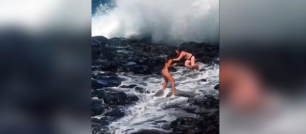 Двух любительниц селфи в бикини смыло огромной волной на Гавайях. Видео Двух любительниц селфи в бикини смыло огромной волной на Гавайях. Видео - Sputnik Кыргызстан