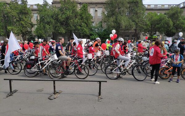 В Бишкеке сегодня, 12 мая, прошел благотворительный велозаезд - Sputnik Кыргызстан