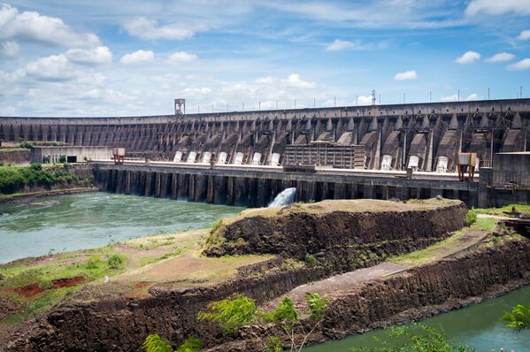 Гидроэлектростанция Итайпу на реке Паране на границе между Парагваем и Бразилией - Sputnik Кыргызстан