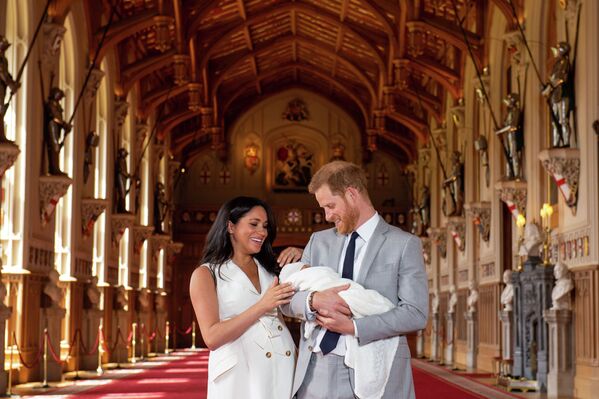 Британский принц Гарри и его супруга Меган показали новорожденного сына - Sputnik Кыргызстан