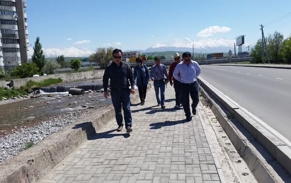 В Бишкеке завершается работа межведомственной комиссии по выявлению дефектов на улицах, построенных и отремонтированных на средства китайского гранта в рамках первой фазы проекта развития улично-дорожной сети - Sputnik Кыргызстан