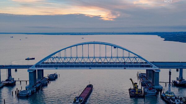 Крымский мост через Керченский пролив. Архивное фото - Sputnik Кыргызстан