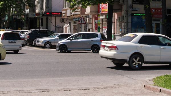Автомобили на одной из улиц Бишкека. Архивное фото - Sputnik Кыргызстан