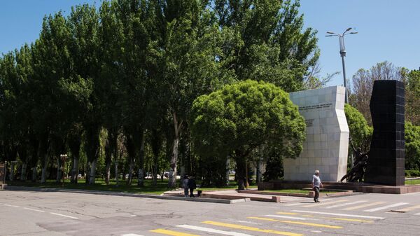 Бишкектеги Ала-Тоо аянтындагы эстеликтин жанында өтүп бара жаткандар. Архив - Sputnik Кыргызстан