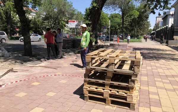 Работы по благоустройству начались в конце апреля, сотрудники муниципального предприятия Бишкекасфальтсервис меняют покрытие пешеходных коммуникаций. - Sputnik Кыргызстан