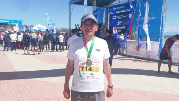 Генерал-майор милиции Кемелбек Киязов пробежал марафонскую дистанцию — 42 километра 195 метров - Sputnik Кыргызстан