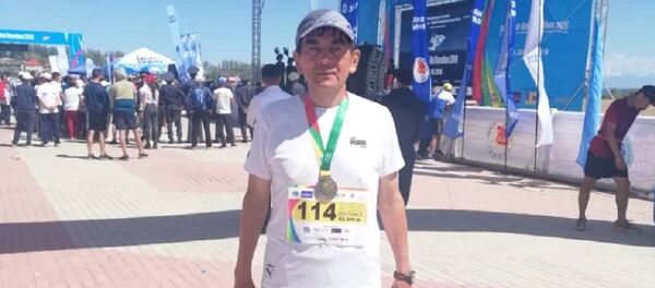 Милициянын генерал-майору Кемелбек Киязов 42 чакырым 195 метр марафондук аралыкка чуркап биринчи келди - Sputnik Кыргызстан