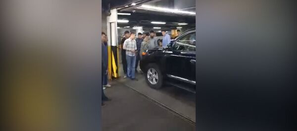 Соода борбордогу автоунаа токтоткон жайдын алдын элчиликтин машинасы тороп алды. Видео - Sputnik Кыргызстан