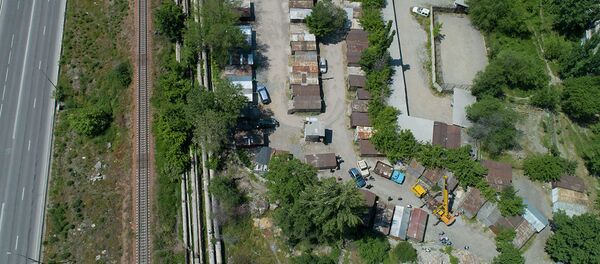 В Бишкеке сносят дома, гостиницы и гаражи для новой дороги — видео с дрона - Sputnik Кыргызстан