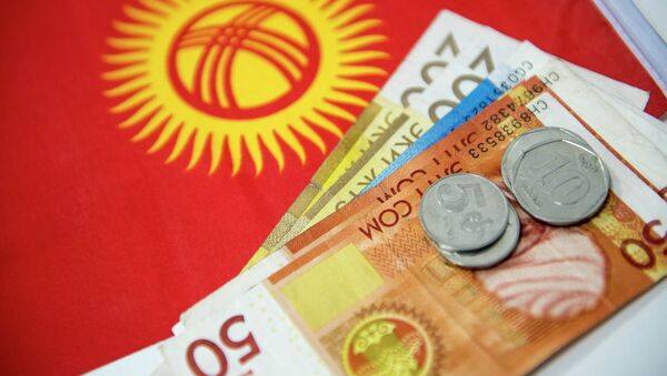 Сомовые купюры и монеты на фоне флага КР. Архвное фото - Sputnik Кыргызстан